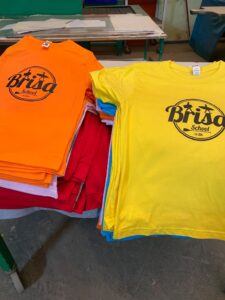 camiseta naranja y amarilla